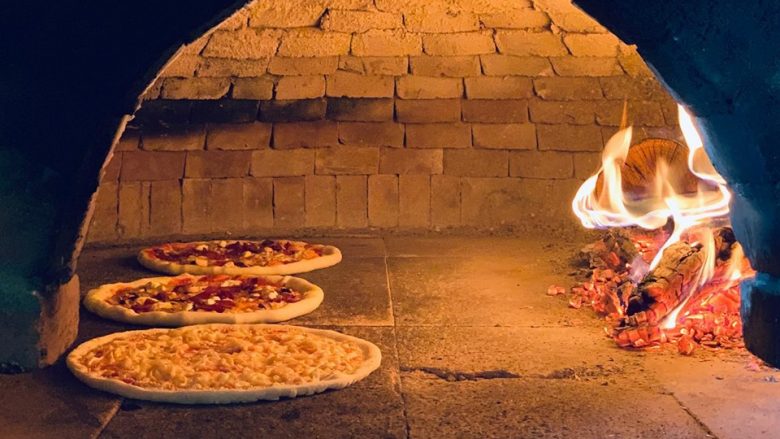 Pizza – a është ushqimi që e dashurojnë të gjithë?