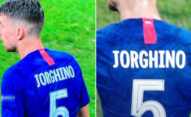 Tifozët e futbollit e tallin Jorginhon pas gabimit në fanellë, emri i tij është shkruar 'Jorghino'