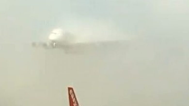 Aeroplani gjigant duket se u shfaq nga askund, doli papritmas nga një shtresë e trashë mjegulle