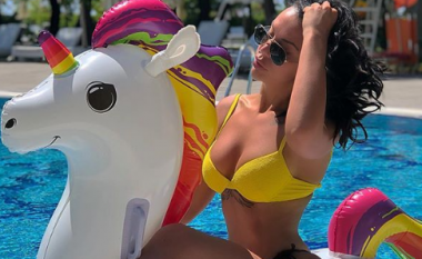Ana Kabashi me poza tërheqëse në bikini