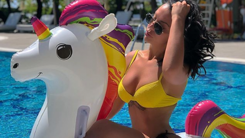 Ana Kabashi me poza tërheqëse në bikini