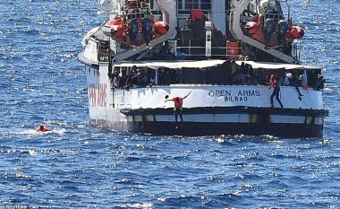 Autoritetet bregdetare nuk i lejuan të hynin të Itali, emigrantët notuan nga anija deri në Lambedusa