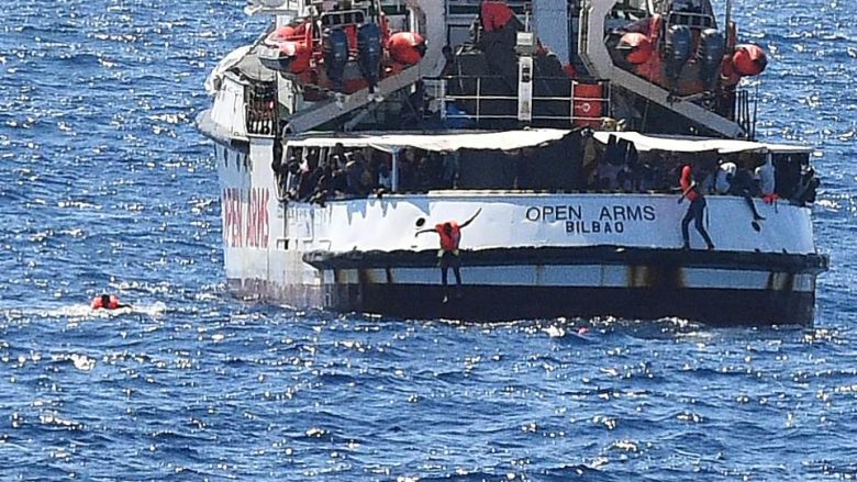 Autoritetet bregdetare nuk i lejuan të hynin të Itali, emigrantët notuan nga anija deri në Lambedusa