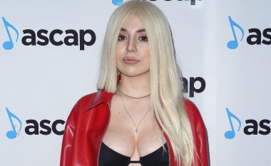 Një vit nga lansimi i “Sweet but Psycho”, Ava Max tregon sukseset e këngës