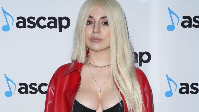 Një vit nga lansimi i “Sweet but Psycho”, Ava Max tregon sukseset e këngës