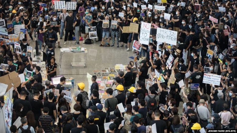 Greva bllokon trafikun në Hong Kong