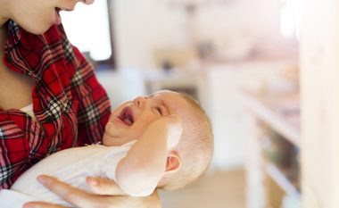 Ekspertët zbulojnë sa gjatë do të duhej ta lini beben të qajë para se t’i afroheni – dhe përse