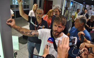 Lasse Schone lë Ajaxin për të kaluar te Genoa, pritje e madhe në aeroport për danezin
