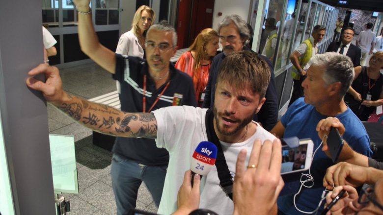 Lasse Schone lë Ajaxin për të kaluar te Genoa, pritje e madhe në aeroport për danezin
