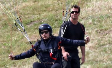 Tom Cruise ushtrime për film apo i pëlqen adrenalina që ta ofron “paragliding”