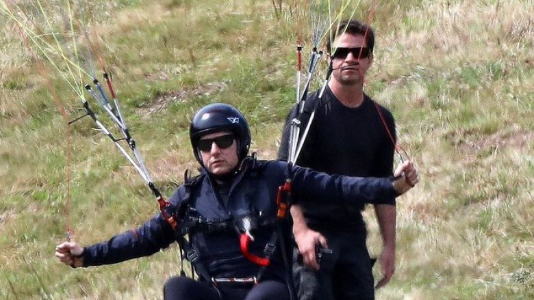 Tom Cruise ushtrime për film apo i pëlqen adrenalina që ta ofron “paragliding”