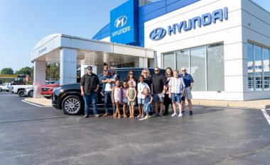 Familjes me 12 anëtarë, Hyundai ia dhuroi një Palisade të ri