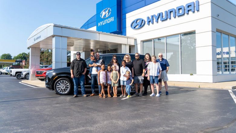 Familjes me 12 anëtarë, Hyundai ia dhuroi një Palisade të ri