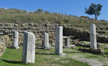 Restaurim i murit romak, në parkun arkeologjik të Finiqit