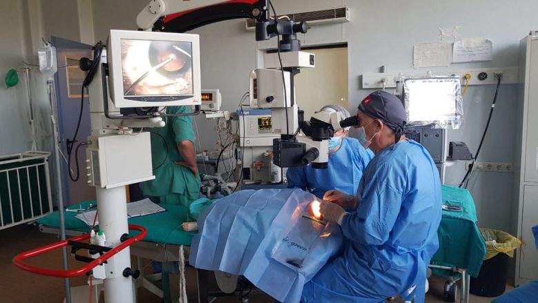 Në QKUK kryhet operacioni i parë i perdes së lindur në sy tek fëmijët