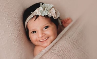 Fotografitë bizare ku bebeve i janë shtuar të gjithë dhëmbët, sikur i kanë të rriturit
