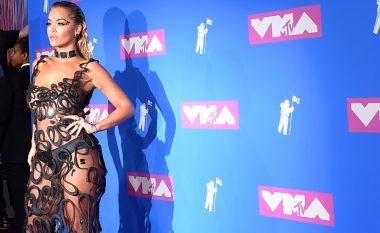 Rita Ora pozon e lagur, duket provokuese në bikini