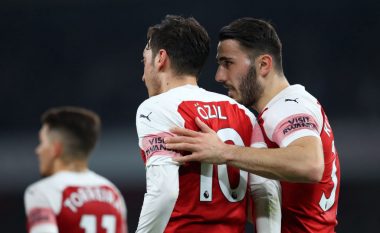 Emery: Ozil dhe Kolasinac të gatshëm të luajnë për Arsenalin
