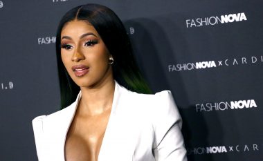 Ka 24 vetura luksoze në koleksionin e saj, por Cardi B ende nuk vozit për shkak se nuk ka patentë shofer