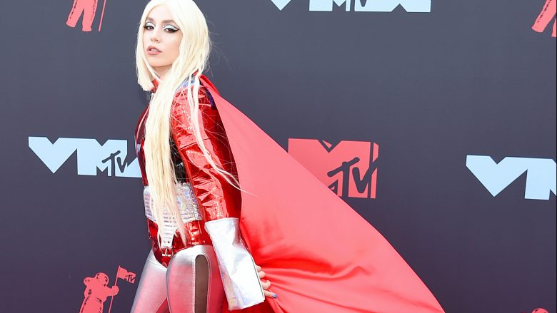 Ava Max si një super heroinë në MTV Video Music Awards 2019