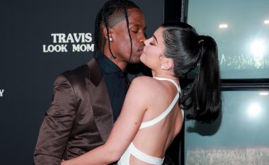 Kylie Jenner dhe Travis Scott në skena ‘të nxehta’ në premierën e dokumentarit të ri për reperin