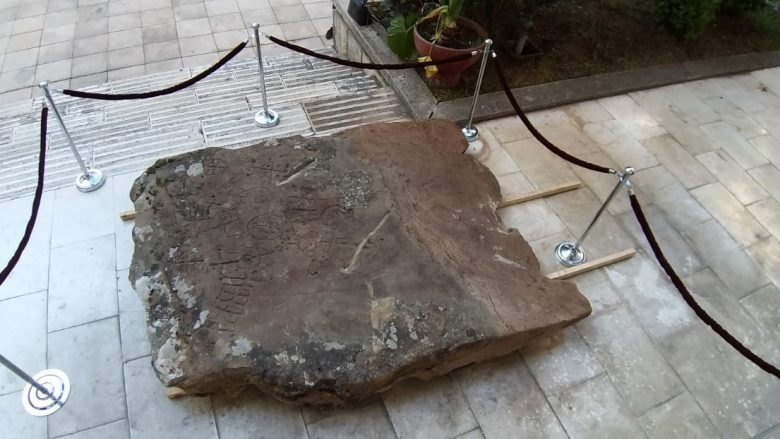 Guri prehistorik i zbuluar në Fan të Mirditës, bartet në Muzeun Kombëtar
