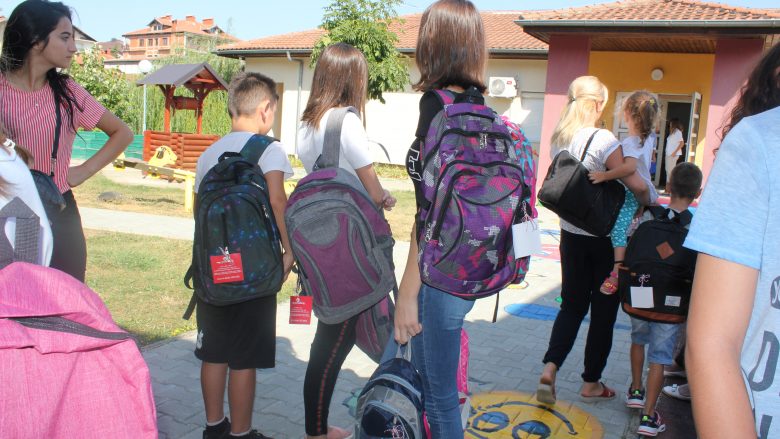 Petrol Company dhuron 100 çanta me material shkollor për fëmijët e SOS fshatit në Prishtinë