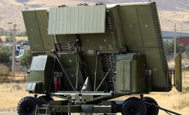 Irani prezantoi sistemin e mbrojtjes ajrore, që detekton raketa dhe dronë deri në 400 kilometra