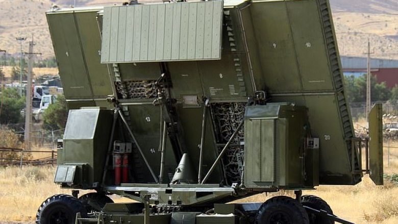 Irani prezantoi sistemin e mbrojtjes ajrore, që detekton raketa dhe dronë deri në 400 kilometra