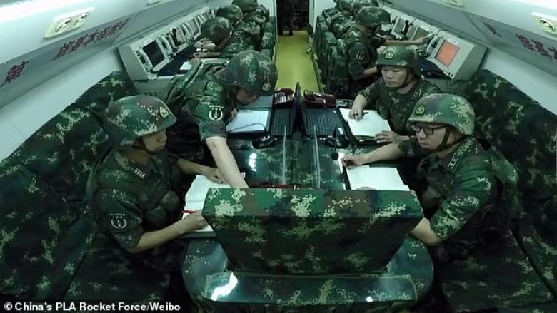 Kina shfaqë qendrën sekrete komanduese dhe ushtarët që merren me arsenalin e raketave