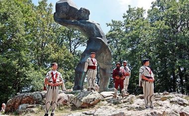 Maqedonia feston “Ilindenin”, manifestimet mbahen në “Meçkin Kamen” në Krushevë