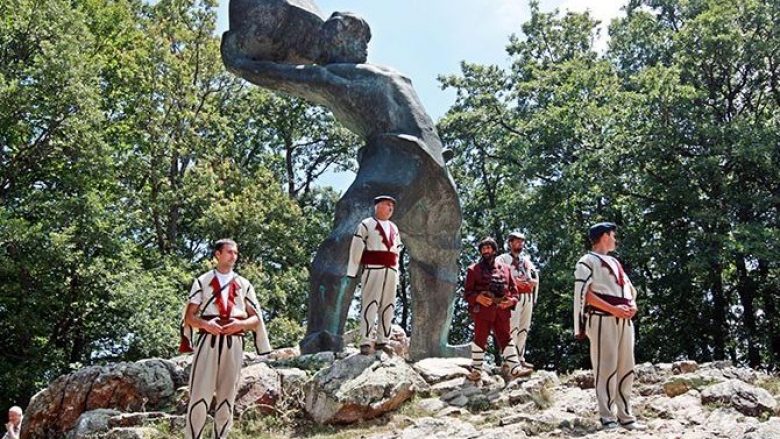 Maqedonia feston “Ilindenin”, manifestimet mbahen në “Meçkin Kamen” në Krushevë