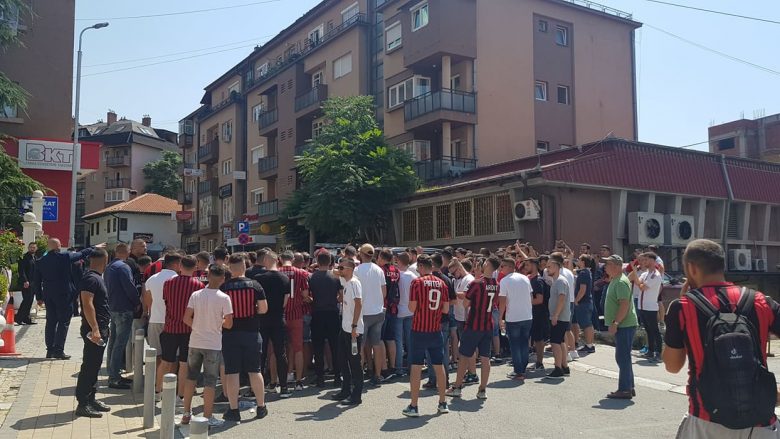 Tifozët shqiptarë të Milanit në pritje të lojtarëve para hotelit ku do të qëndrojnë