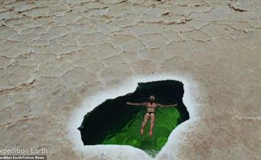 Në mesin e shkretëtirës së pafund, turistja u la në një pishinë natyrale