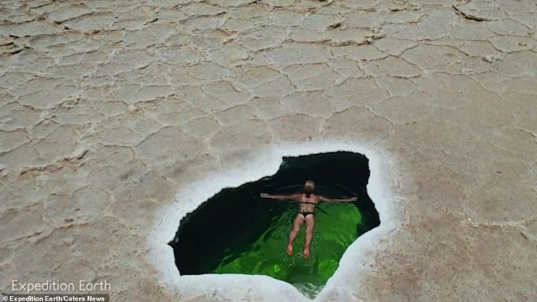 Në mesin e shkretëtirës së pafund, turistja u la në një pishinë natyrale