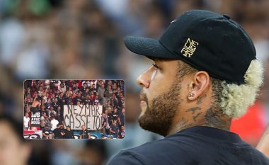 Tifozët e PSG-së me mesazhe ofenduese kundrejt Neymarit, i thonë të largohet