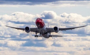 Pjesët e aeroplanit norvegjez bien si një “shi plumbash” në një zonë banimi në Romë