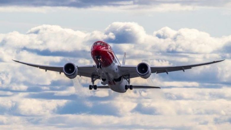 Pjesët e aeroplanit norvegjez bien si një “shi plumbash” në një zonë banimi në Romë