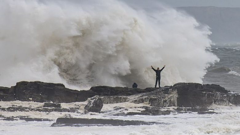 Qëndrimi rrezikshëm para valëve gjigante, të shkaktuara prej stuhisë së fuqishme