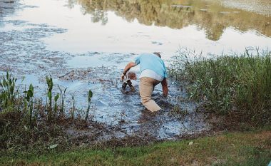 Realizimi i fotografive nuk shkoi si duhet, pasi njëri nga të vegjlit kërceu në baltë