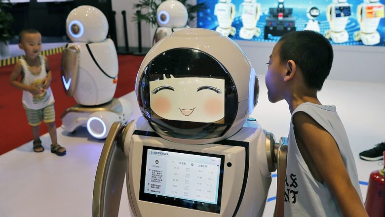 Robotët e prezantuar në Kinë që mund të notojnë, fluturojnë dhe të kryejnë punë të ndryshme