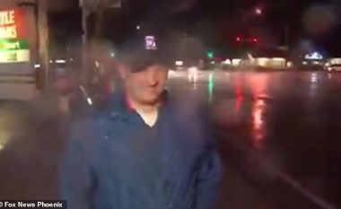 Rrufeja goditi shumë pranë gazetarit që raportonte nga terreni në mot me shi