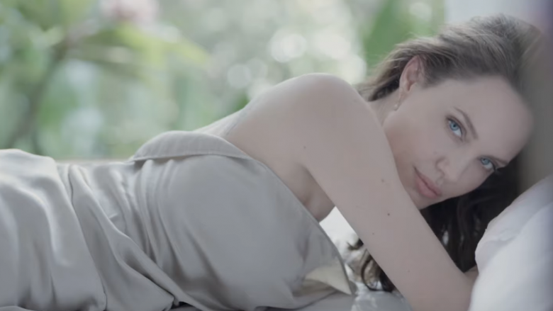Angelina Jolie vë në pah tatuazhet e shumta në reklamën e markës ‘Mon Guerlain’