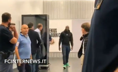 Lukaku arrin në Milano, qindra fansa të Interit e mirëpresin në aeroport