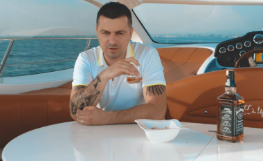 Genc Prelvukaj publikon këngën e re "Dilema"