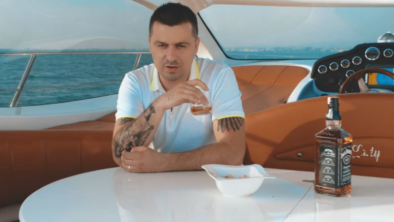 Genc Prelvukaj publikon këngën e re “Dilema”