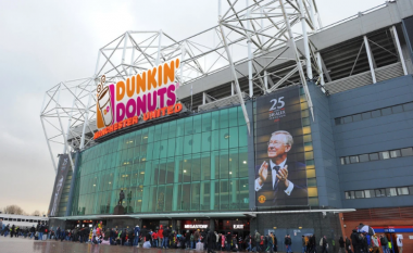 Gary Neville: United të shes emrin e stadiumit Old Trafford