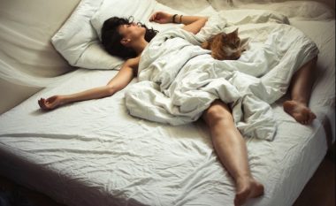 Ata që flenë më pak se 6 orë janë të rrezikuar nga sëmundjet e zemrës dhe mbipesha