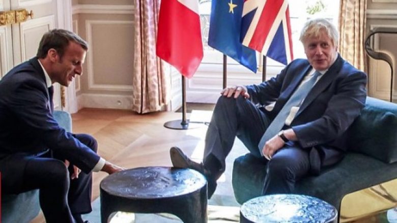 Kryeministri britanik vendosi këmbën mbi tavolinë në takimin me Macron, mediat tregojnë se si erdhi deri te “incidenti”
