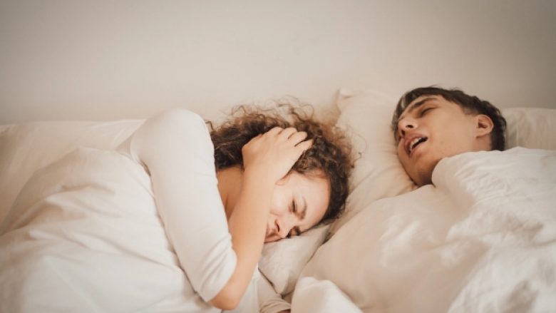 Femrat i humbin tri orë gjumë çdo natë – shkaktarë partneri dhe fëmijët